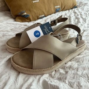 Universal Thread Sandals NWT